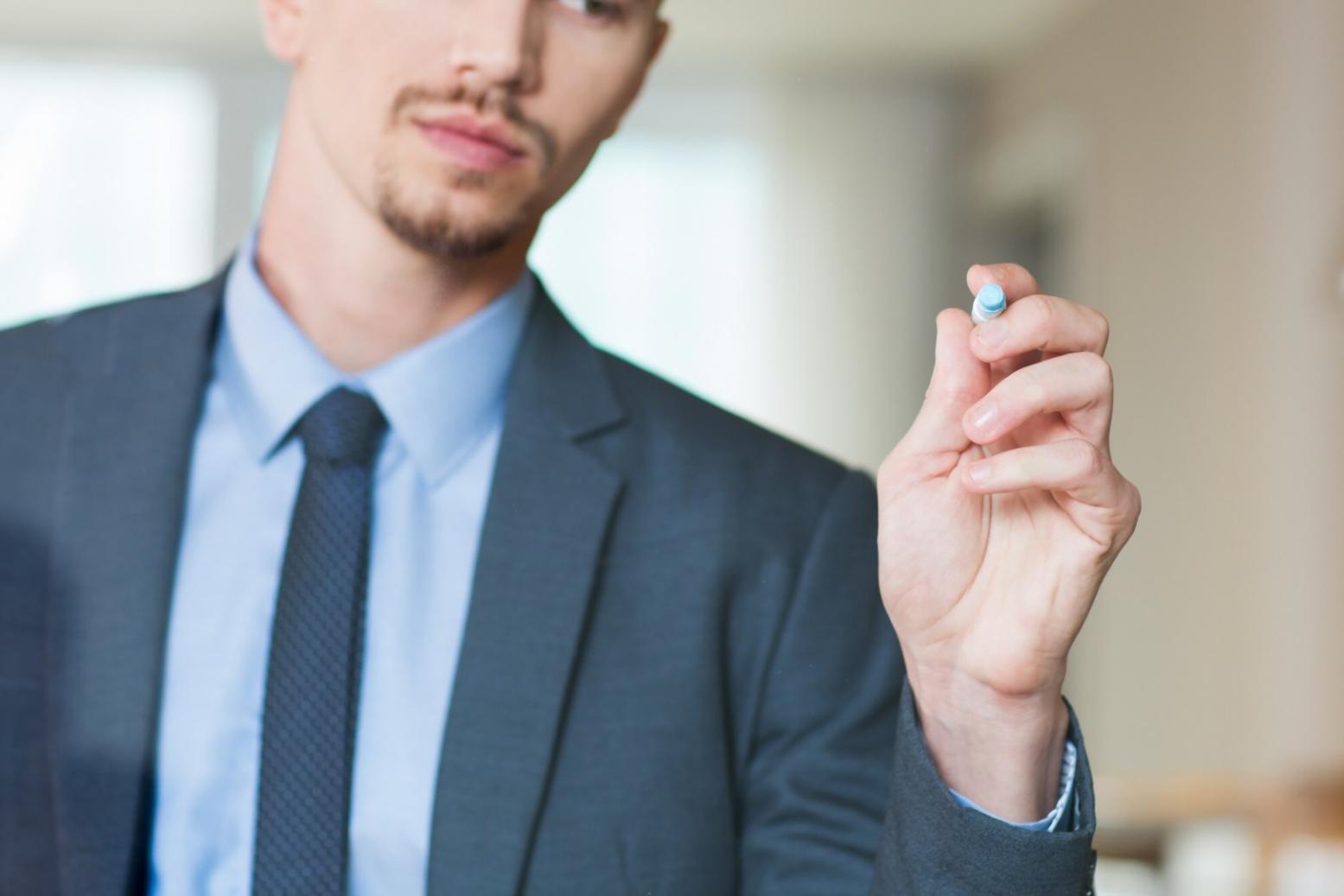 Séance de formation en budgétisation avec documents financiers et calculatrice